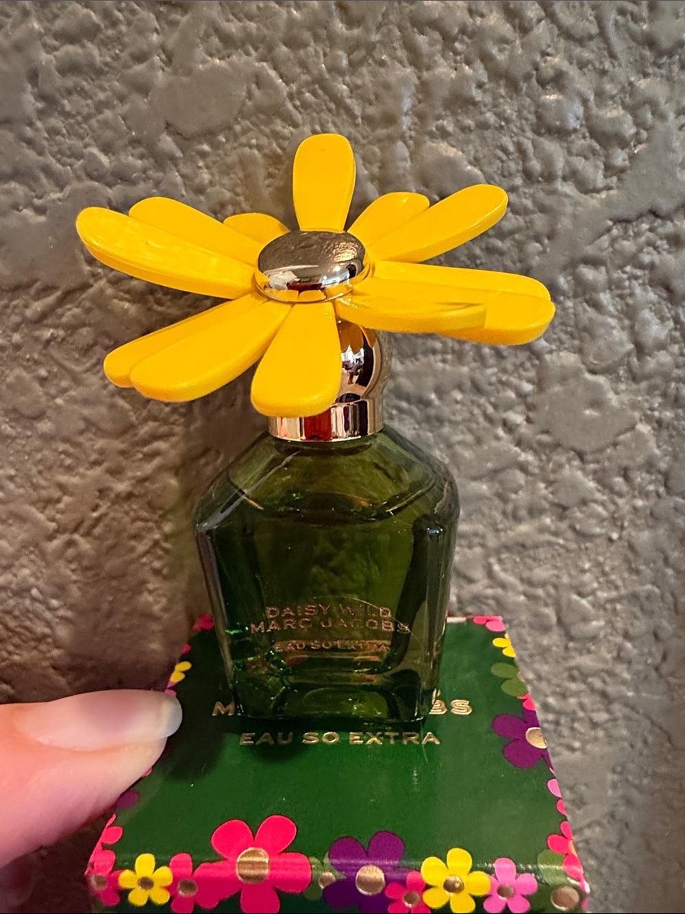 Marc Jacobs Daisy Wild Eau So Extra Gift Set with Strawberry Charm - Picture 11 of 11